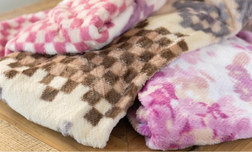 羊毛のような風合いと、柔らかく暖かな肌触りが特長のアクリル毛布。
