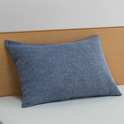 シンプルなデザインで、さらっとおしゃれに。「近江の麻100％の枕カバー」