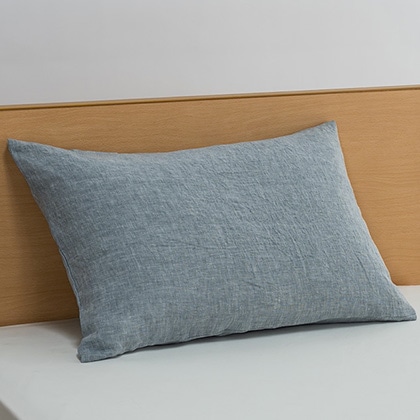 シンプルなデザインで、さらっとおしゃれに。「近江の麻100％の枕カバー」