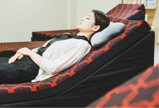 nishikawa（西川）のオフィスにある仮眠スペース「ちょっと寝ルーム」のベッドにも仮眠に最適な角度を採用しています。